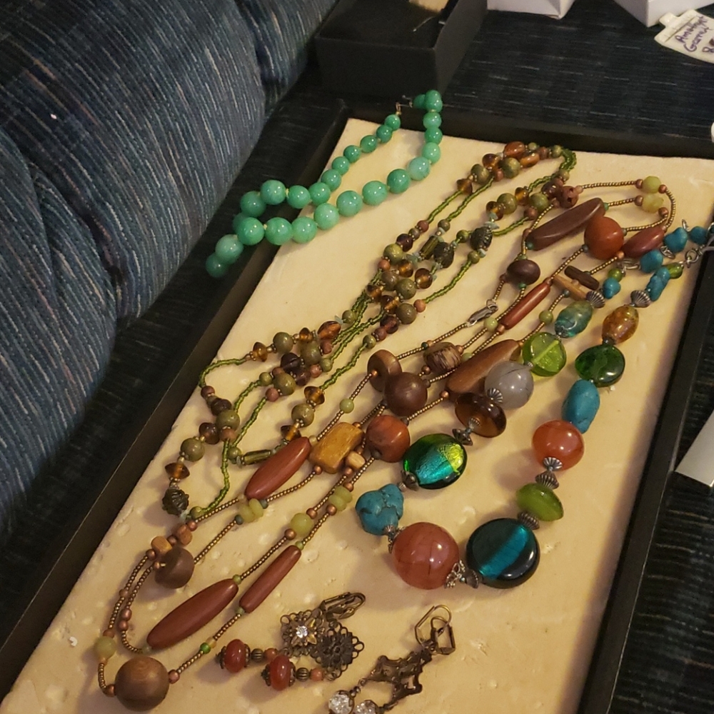 4 beaded necklace 2 pairs of earrings
